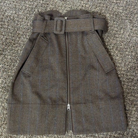 Neutral pencil skirt with matching belt. - Picture 2 of 5